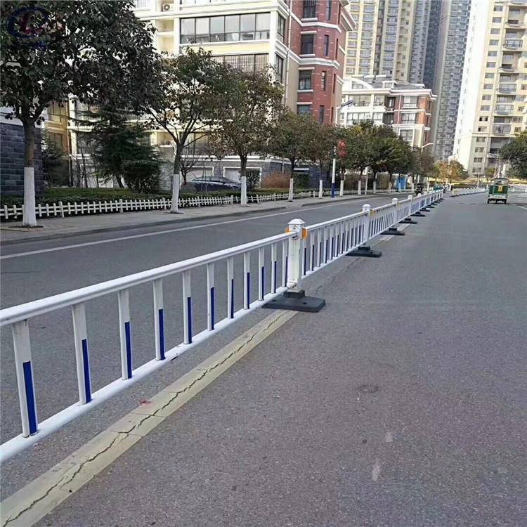 德兰市政道路护栏 市政车辆隔离道路护栏 喷塑异型管道路车辆防撞栏