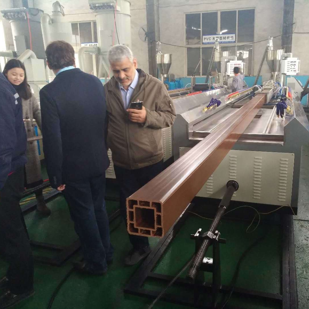 PE木塑托盘设备 PVC塑木扶手生产线 绿可木机械生产厂家