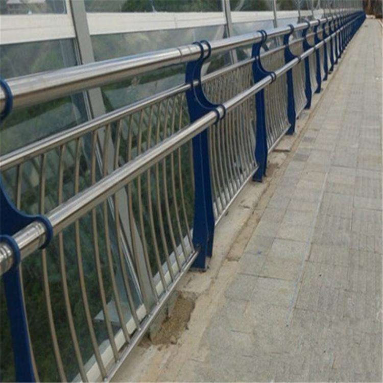 专业不锈钢碳素钢复合管生产 不锈钢复合管护栏 桥梁护栏 道路隔离护栏 景观护栏图片