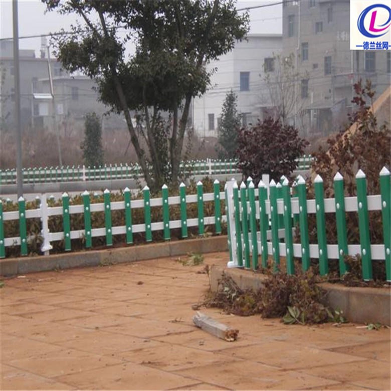 河南PVC草坪护栏 德兰塑钢PVC草坪护栏 小区花园隔离防护型草坪护栏