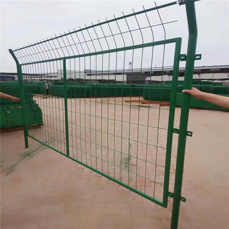 金属框架公路护栏网 浸塑铁丝高速公路护栏网 绿色铁路公路围栏网 德兰供应