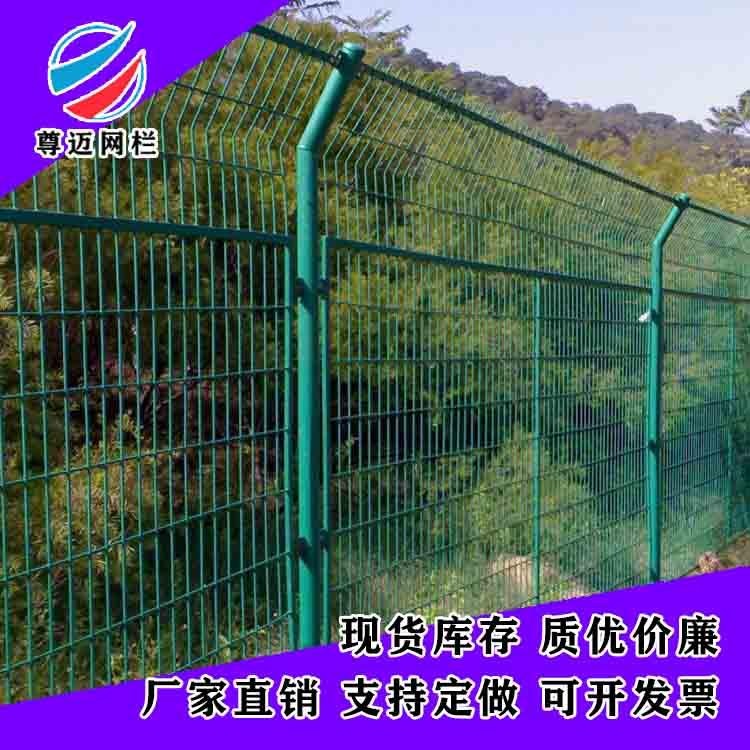 尊迈 厂家批发厂区园林圈地绿色铁丝护栏框架公路隔离防护 双边丝铁丝浸塑护栏网
