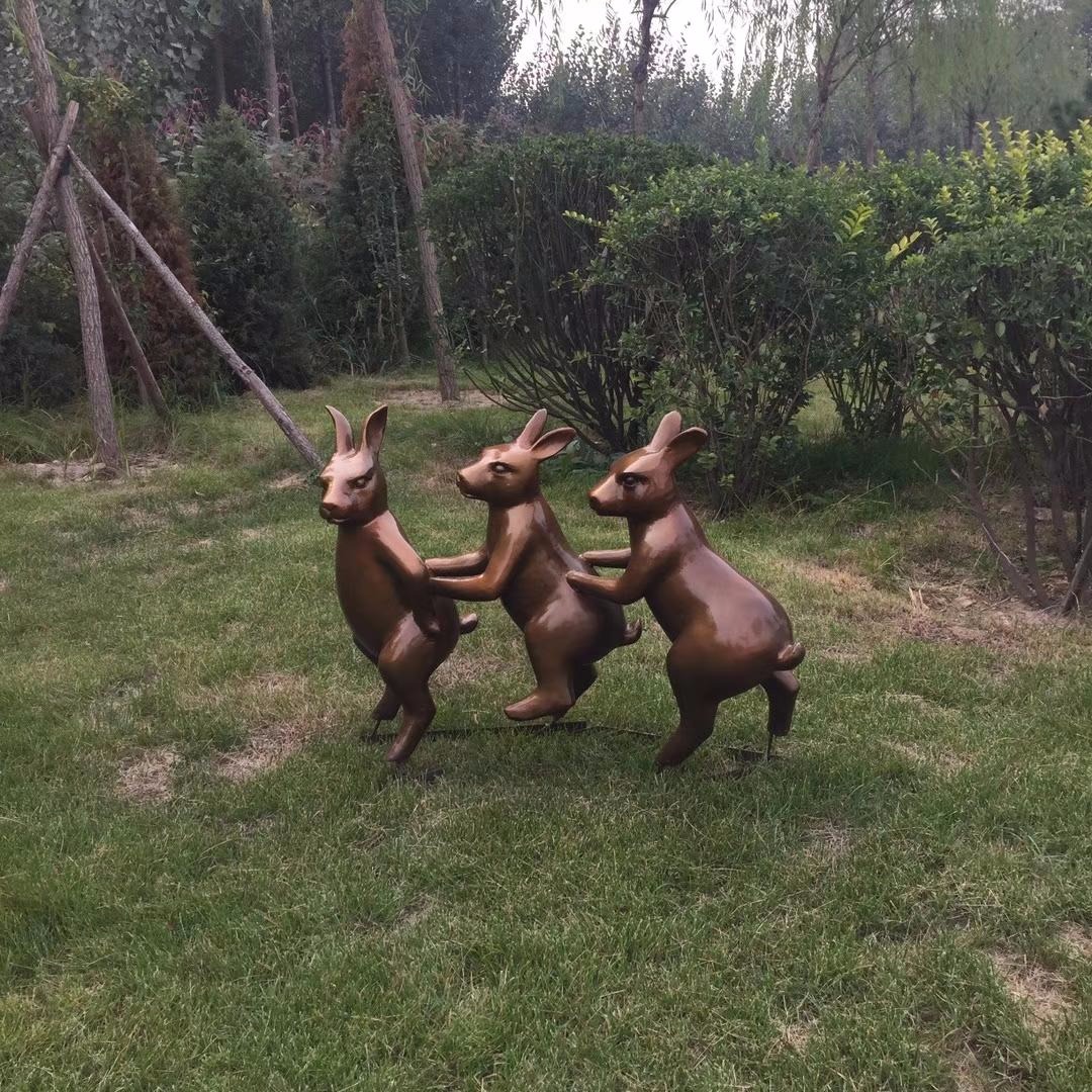 玻璃钢仿铜兔子雕塑 玩耍的兔子雕塑