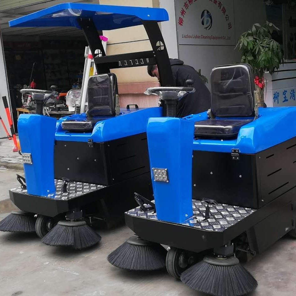 防城港全自动清扫车 柳宝LB-1100电动扫地车 广西电瓶驾驶式扫地机