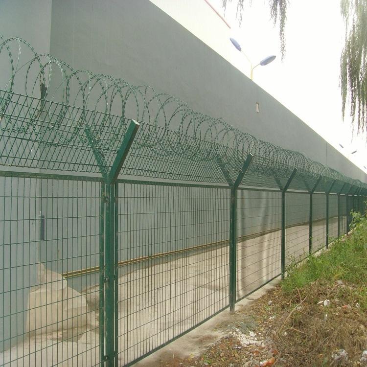围墙护栏网 德兰防攀工厂围墙护栏网 边框围栏网图片