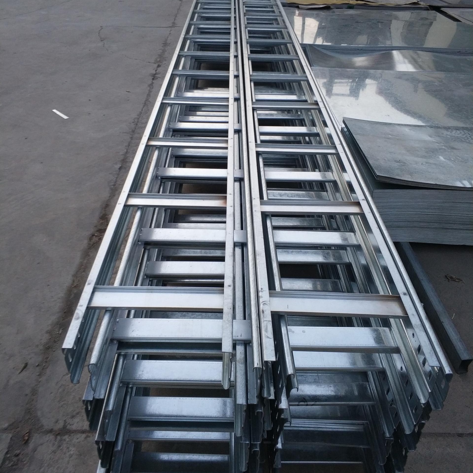 电保姆品牌  梯式 梯形桥架 强度高 应用矿区 厂房 钢结构的大跨度布线