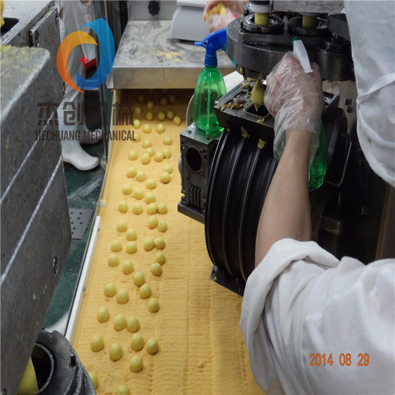 市场上专业制作地瓜丸上糠机生产厂家 地瓜丸包糠机视频 小型香芋地瓜丸专用裹糠机器