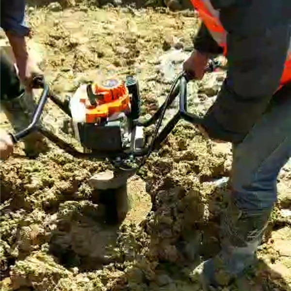管桩清土掏土机图片 螺旋挖桩钻土机 清桩掏土工具