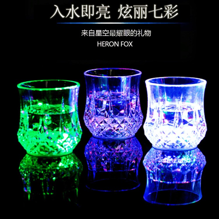 厂家直销发光杯啤酒杯发光菠萝杯子 发光礼品 LED水感应发光杯