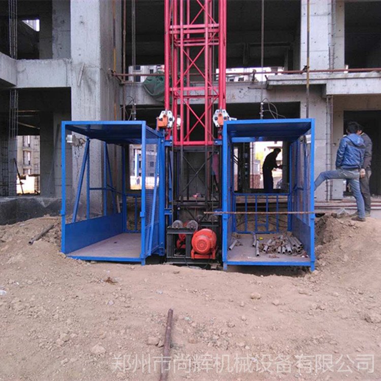 建筑货用施工升降机 载重1-2吨吊笼式升降机 高层上料施工升降机图片