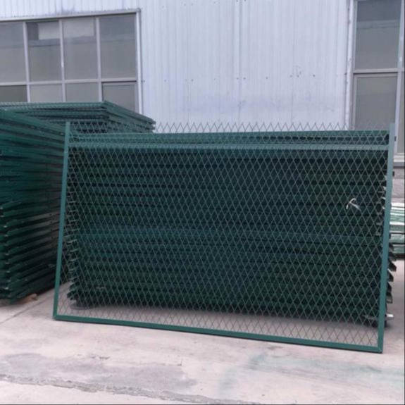 蒙华铁路钢板网防护栅栏 铁路钢板防护网 铁路专用防护栅栏水泥立柱
