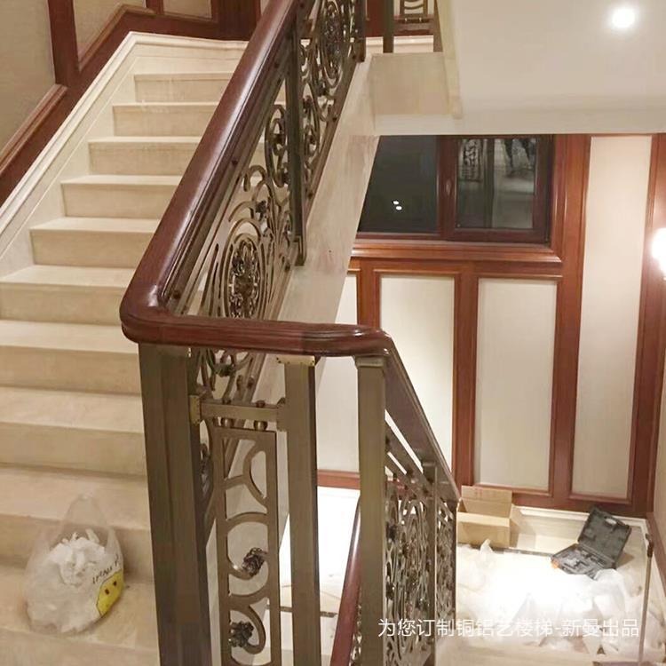 威海镀金铜楼梯越漂亮越吸引业主图片