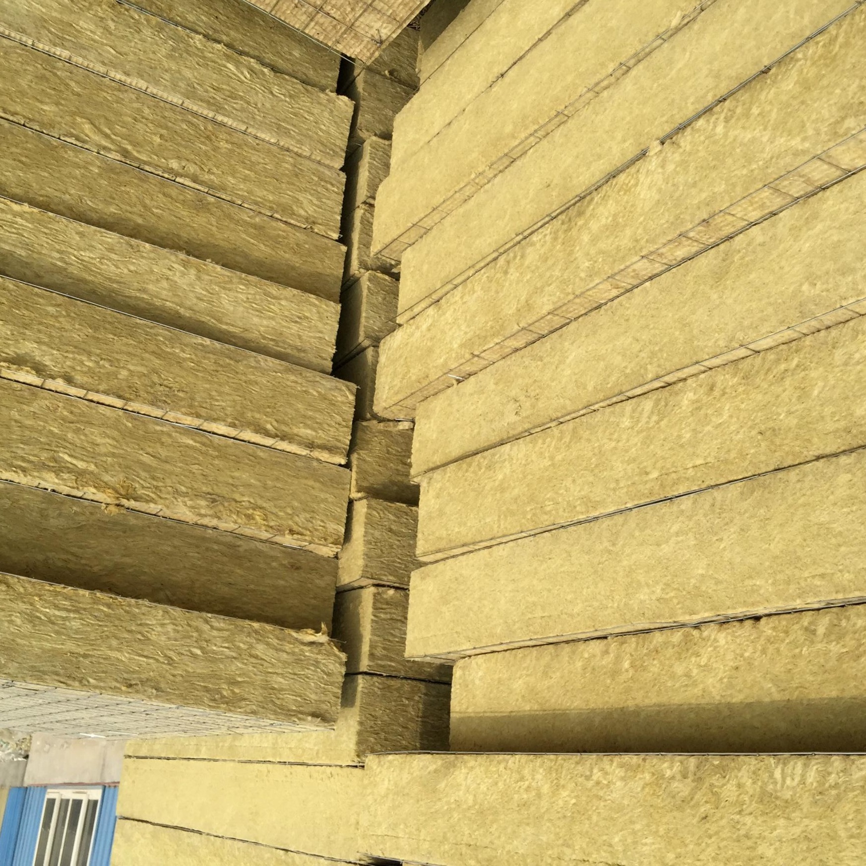 憎水岩棉板与铝箔纸岩棉板厂家报价 悦盈外墙岩棉板生产厂家施工规格