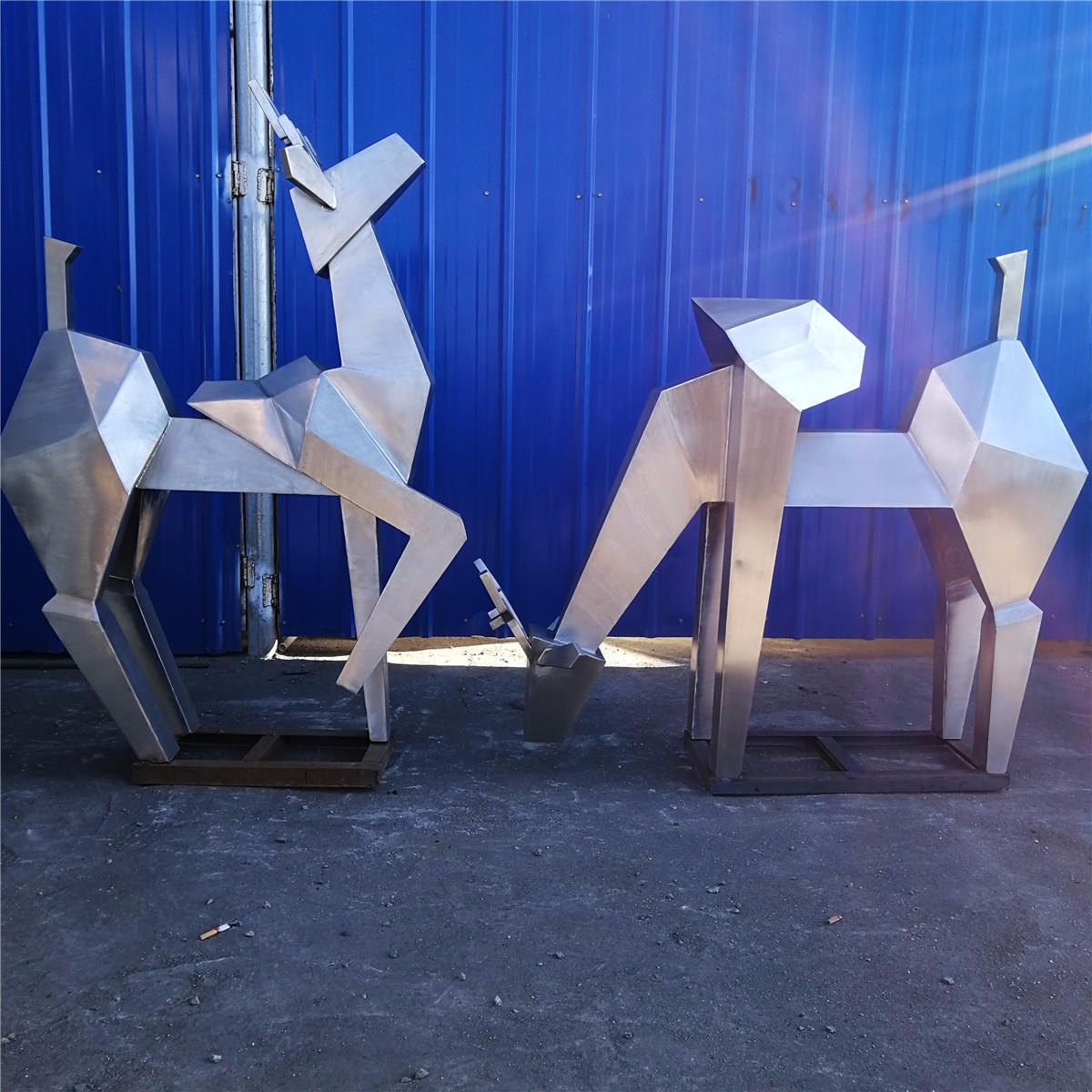 不锈钢鹿雕塑 304不锈钢锻造拉丝面几何切面小鹿雕塑摆件 房地产景观鹿雕塑摆件图片