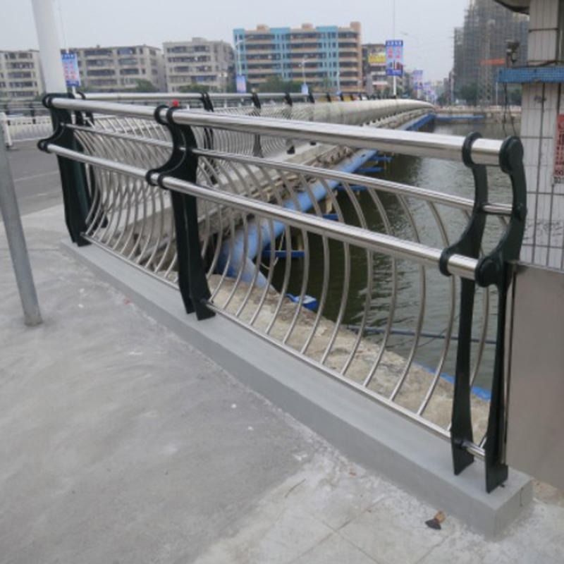 河北崇泽 碳素钢外衬不锈钢复合管桥梁河道景观防撞隔离护栏生产施工 规格齐全图片