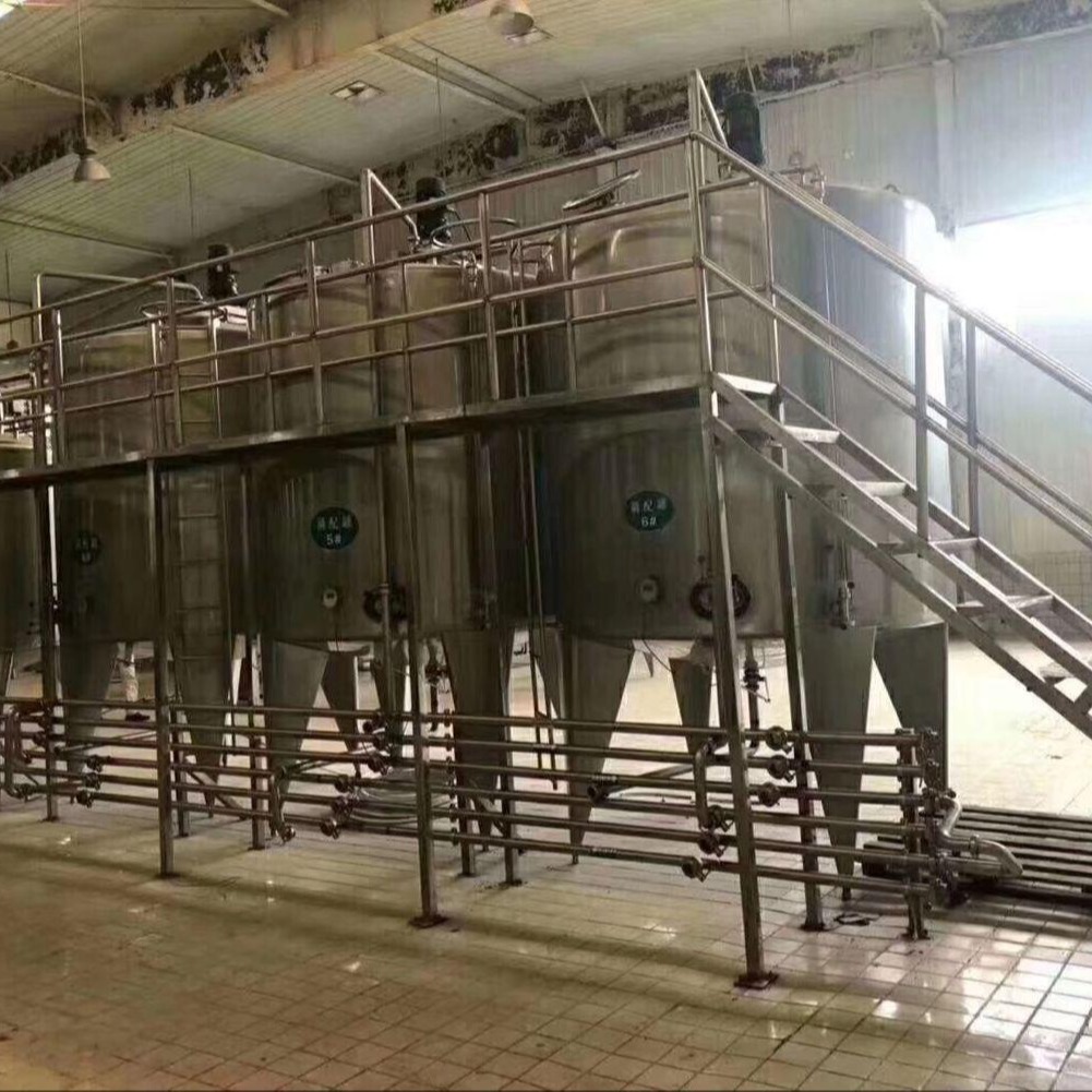 出售大型乳品厂  申鹿10吨高压均质机，1013千瓦冷水机组，60立方奶仓。板式杀菌组 15吨水处理上海本优配料罐30台
