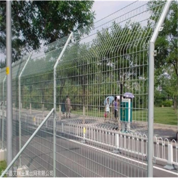 双边丝护栏网 公路隔离栅 高速铁路围网 道路护栏厂家直销图片